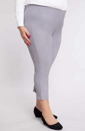Svijetlo sive hlače, duljine do sredine teleta