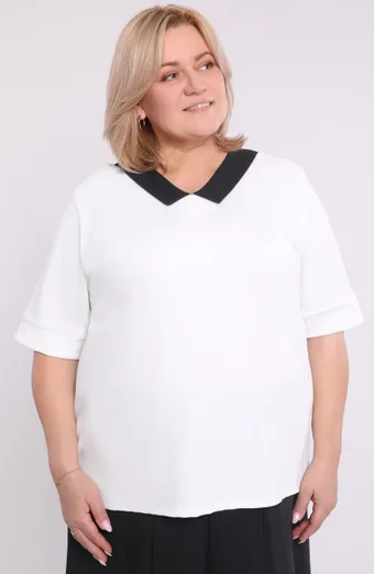 Bijela bluza s crnim ovratnikom