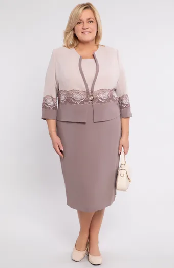 Elegantno bež odijelo s ružama