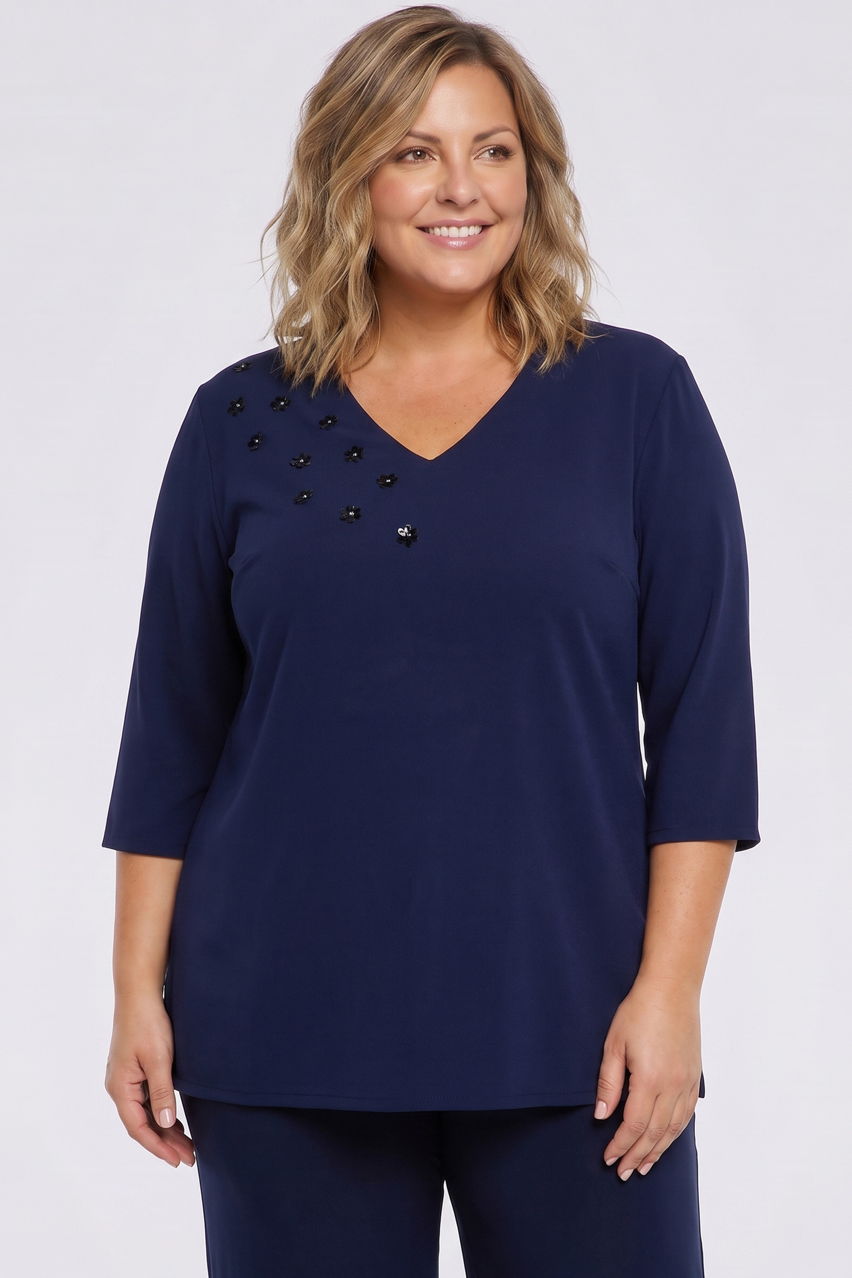 Tamnoplava bluza s tamnoplavim cvijećem