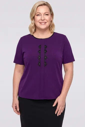 Tamnoljubičasta bluza s ažurnom aplikacijom