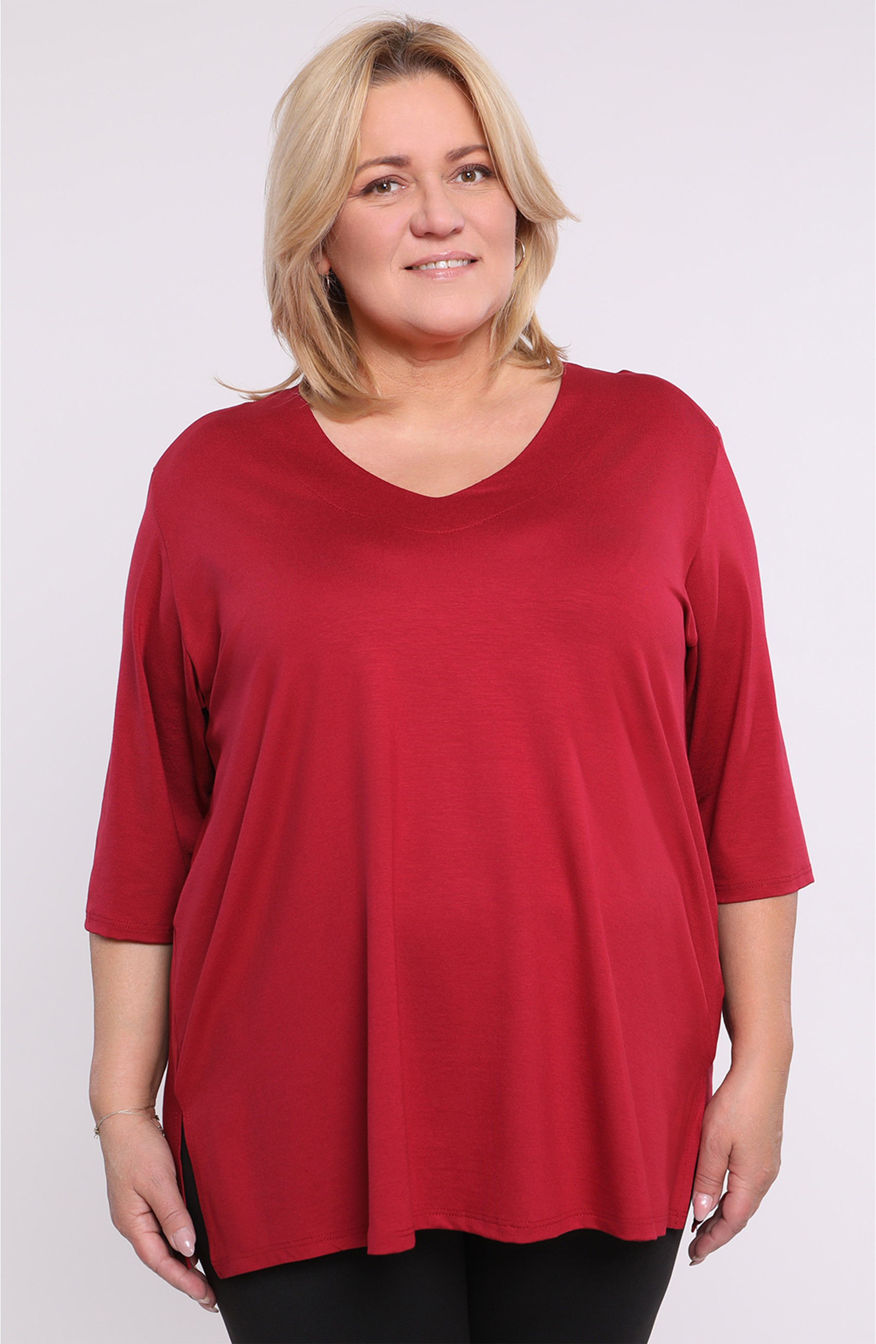Obična bordo bluza s V-izrezom