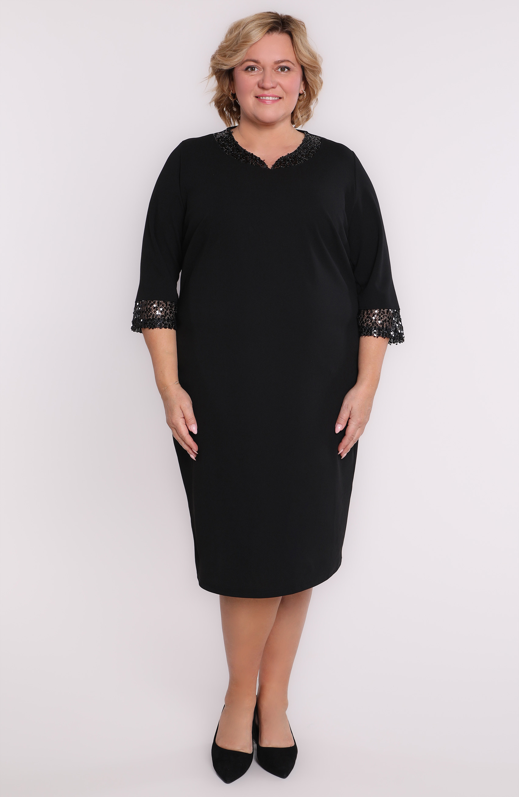 Crna haljina sjajnog dekoltea