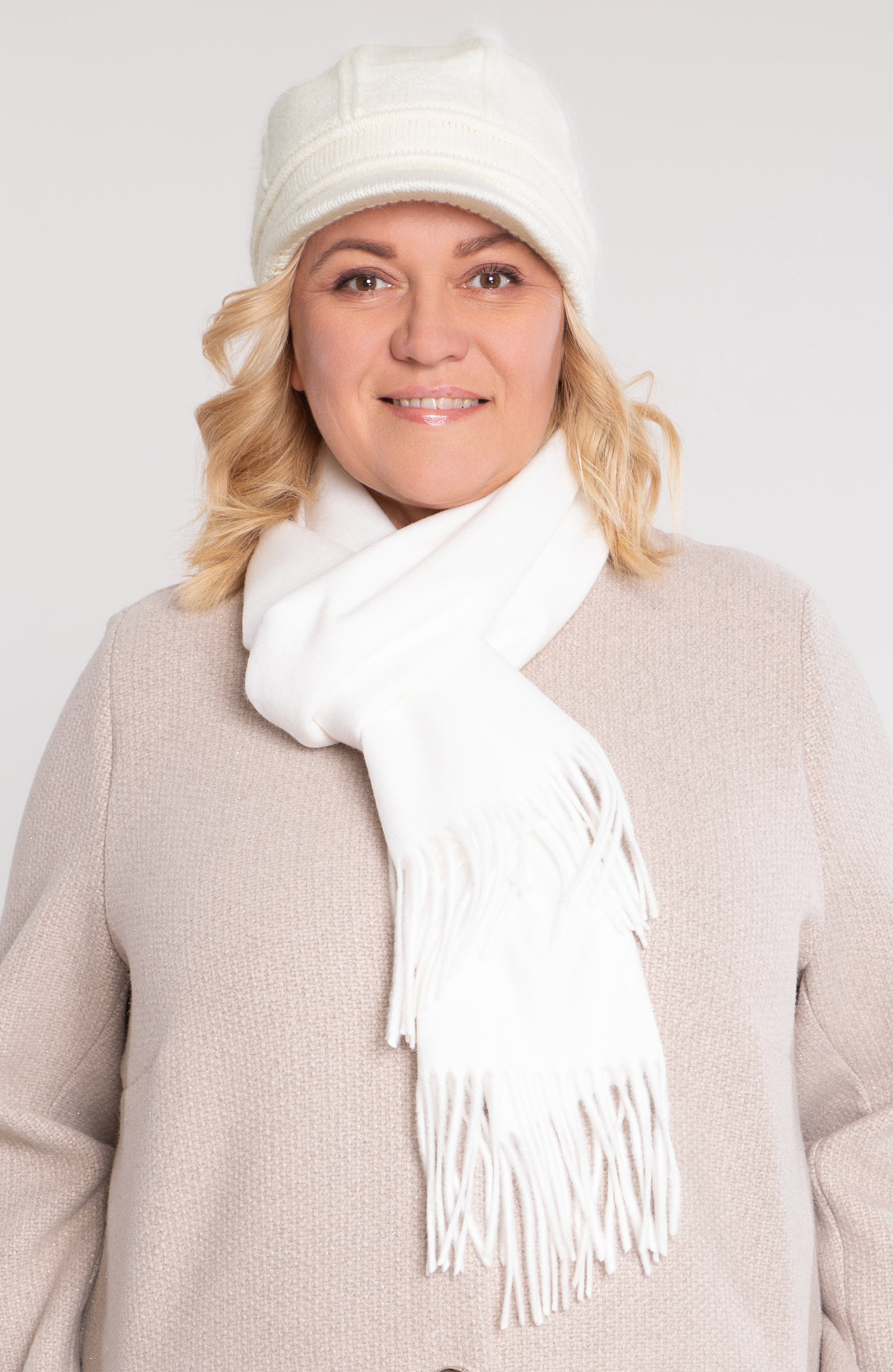 Bijela bejzbolska kapa